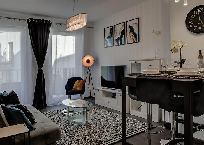 Garbary 104 - Modern Apt Near Old Town - King Bed - Free Parking