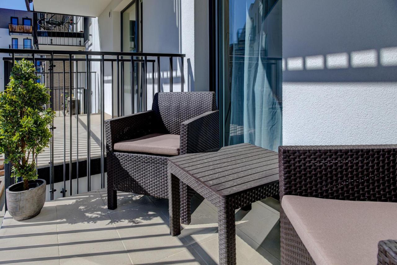Garbary 104 - Modern Near Old Town - King Bed - Free Parking Apartment