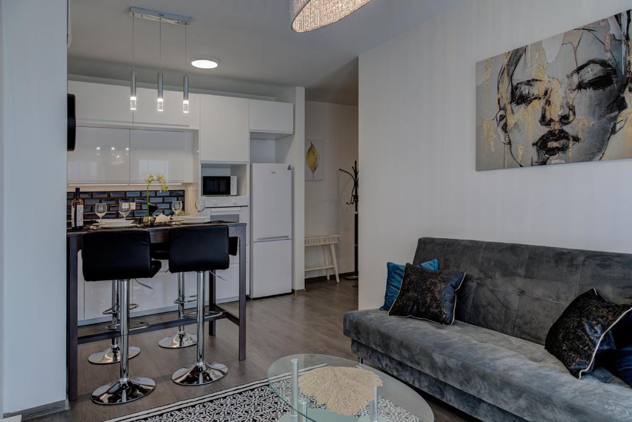 Garbary 104 - Modern Near Old Town - King Bed - Free Parking Apartment *