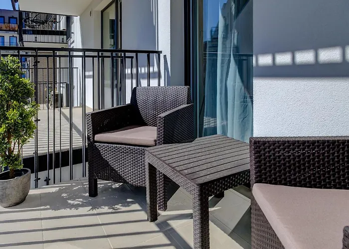 Garbary 104 - Modern Apt Near Old Town - King Bed - Free Parking