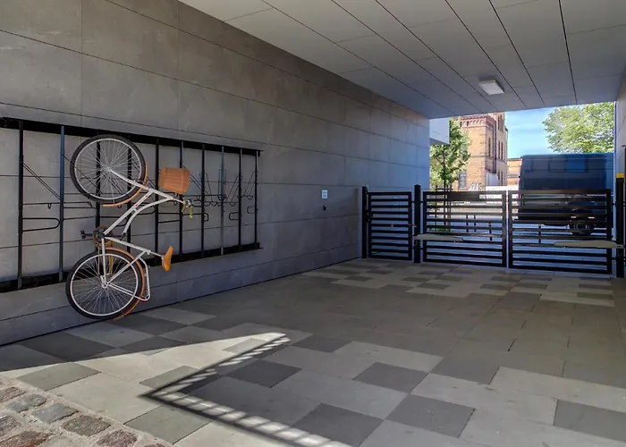 Garbary 104 - Modern Apt Near Old Town - King Bed - Free Parking
