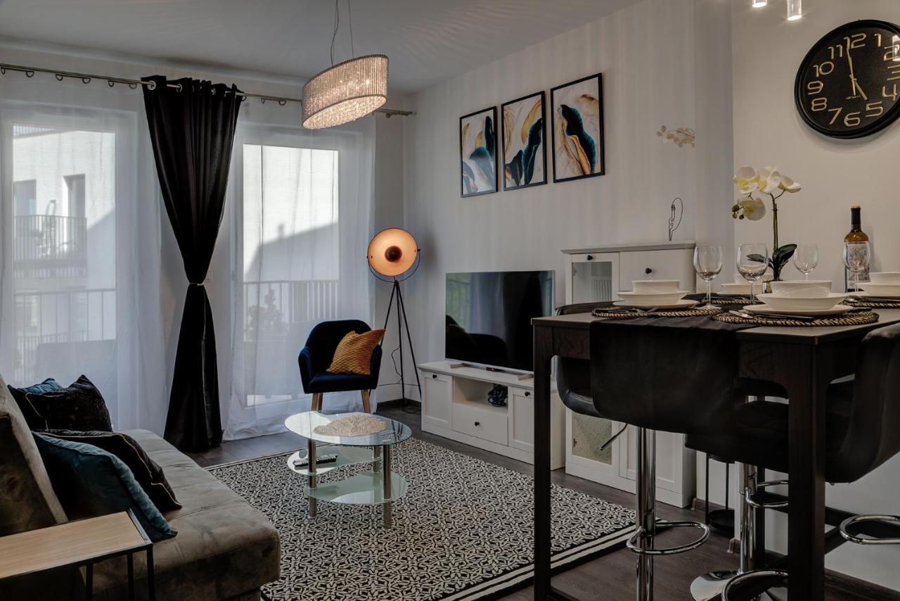 Garbary 104 - Modern Near Old Town - King Bed - Free Parking Apartment