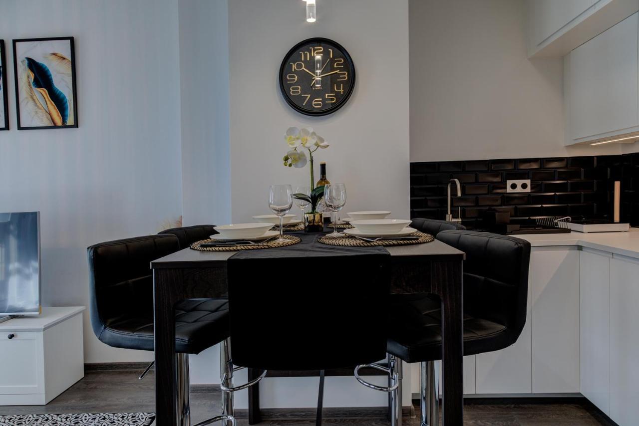 Garbary 104 - Modern Near Old Town - King Bed - Free Parking Apartment